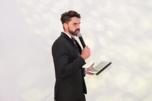 Male Emcee Darryl Rees